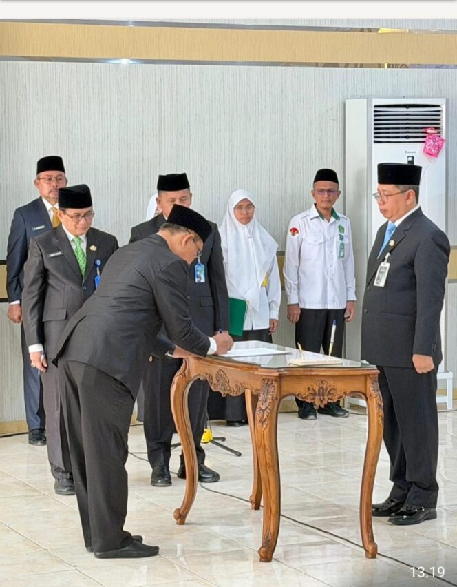 
					Kepala Kanwil Kemenag Kalsel  Dr.H Muhammad Tamrin, Resmi Lantik H. Khairun Noor sebagai Kepala Kemenag  Kabupaten Tanah Bumbu.