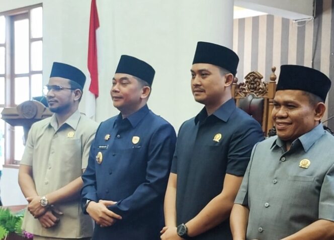 
					Bupati Tanah Bumbu Andi Rudi Latif menyerahkan dokumen LKPj Tahun Anggaran 2025 secara simbolis kepada Pimpinan Rapat Paripurna, Ketua DPRD Tanah Bumbu.