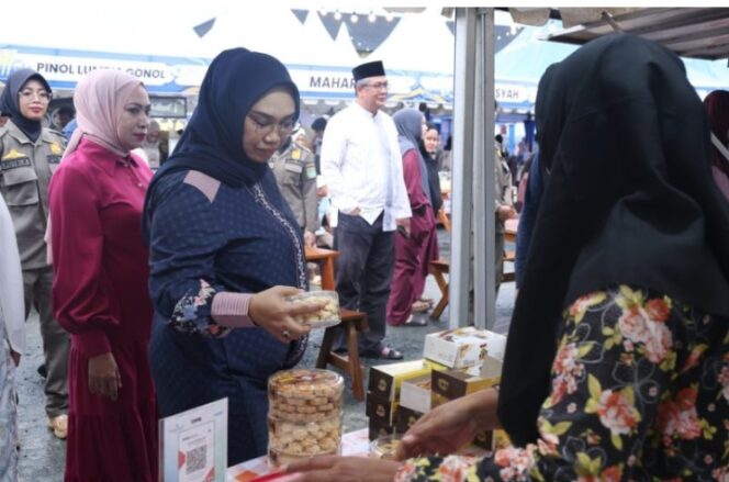 
					Borong Jajanan Lokal, Andi Irmayani Dukung Penuh Aksi Bajual Wadai 2026.