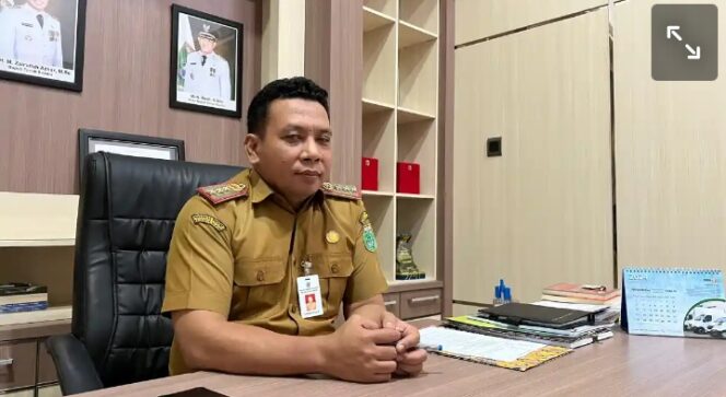 
					Kepala Dinas Tenaga Kerja dan Transmigrasi (Disnakertrans) Tanah Bumbu, Kadri Mandar.