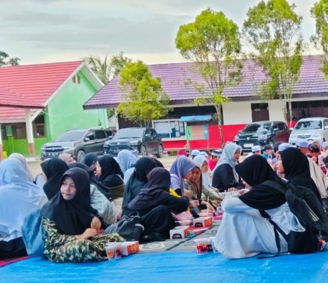 
					Pererat Tali Silaturahmi, Siswa dan Guru SDN Pondok Butun Gelar Buka Puasa Bersama di Halaman Sekolah.