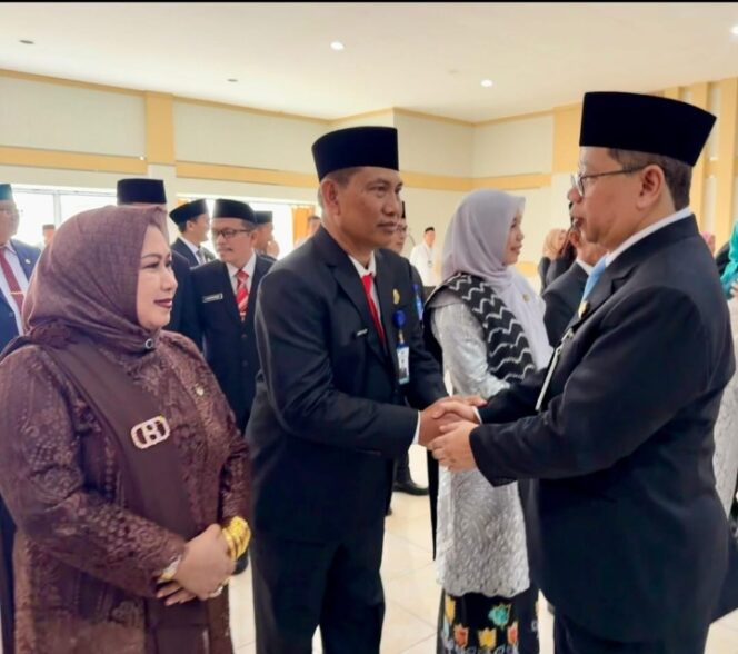 
					Kepala Kanwil Kemenag Kalsel  Dr.H Muhammad Tamrin, Resmi Lantik H. Khairun Noor sebagai Kepala Kemenag  Kabupaten Tanah Bumbu.