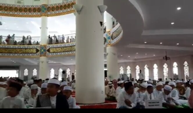 
					Sambutan Lurah Gunung Tinggi Yudi Hana di Momen Idul Fitri 1 Syawal 1447 H 2026 Di Mesjid Agung Nurussalam Tanah Bumbu.