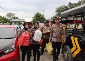 Wakapolres Tanah Bumbu Berbagi Takjil untuk Penumpang Kapal Awu-Awu, Wujud Kepedulian di Bulan Ramadan