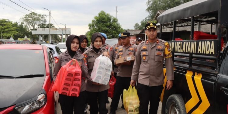 Wakapolres Tanah Bumbu Berbagi Takjil untuk Penumpang Kapal Awu-Awu, Wujud Kepedulian di Bulan Ramadan