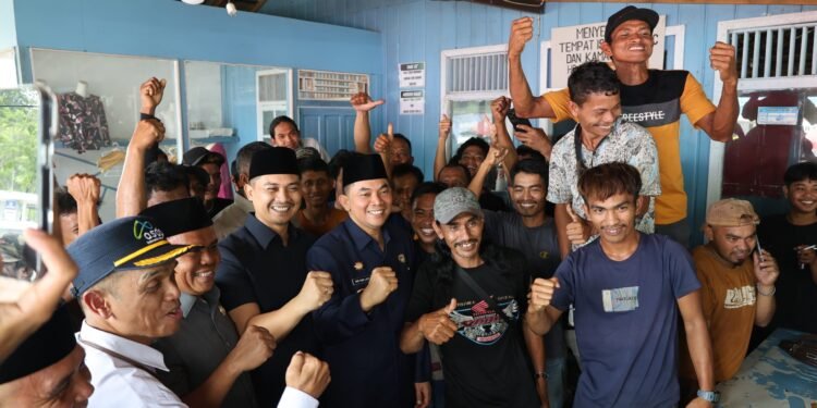 Ketua DPRD Tanah Bumbu Dampingi Bupati Temui Penumpang Awu-Awu Yang Tertunda Mudik