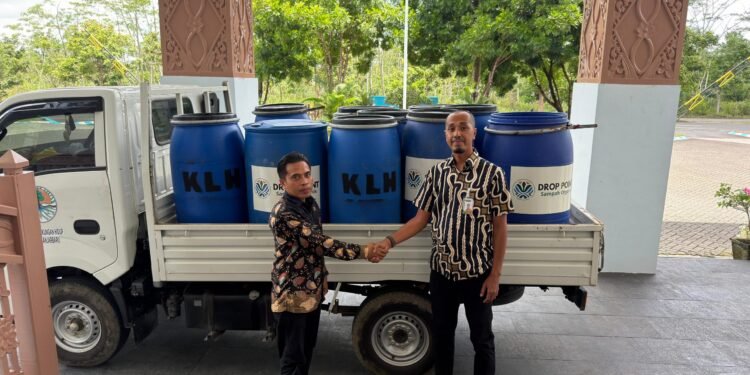 DLH Kalsel Salurkan 2.000 Ember dan Tong Sampah, Dorong Pemilahan dari Rumah Tangga