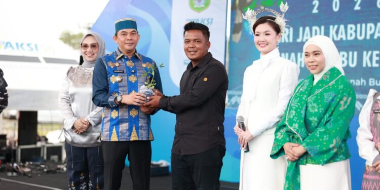 HUT ke-23 Tanbu, Bupati Andi Rudi Latif dan Artis Asty Ananta Serahkan Bibit Tomat Cherry Stevia untuk Petani Lokal