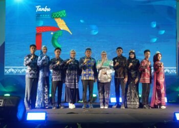 Aksi Inovasi Tanbu 2026, Tenun Pagatan Tampil Elegan di Fashion Show Dekranasda Tanah Bumbu