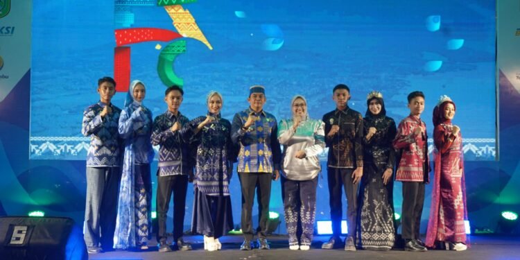 Aksi Inovasi Tanbu 2026, Tenun Pagatan Tampil Elegan di Fashion Show Dekranasda Tanah Bumbu