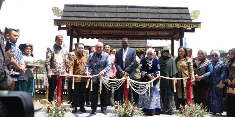 TMII Jadi Etalase Budaya Kalsel, Dermaga Pasar Terapung Resmi Dibuka