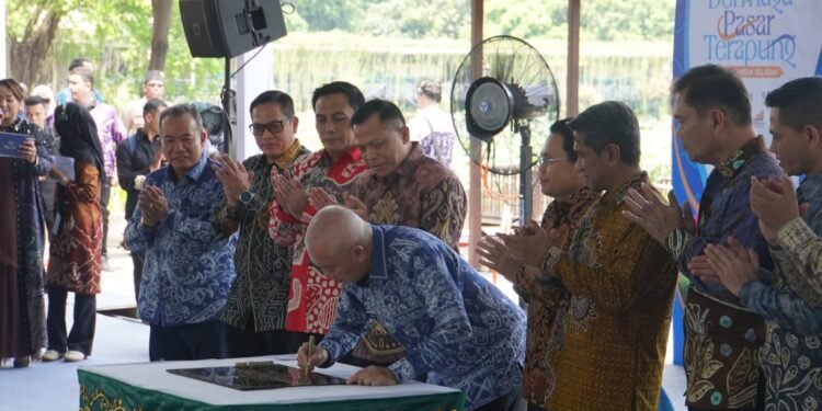 Bupati Kotabaru Muhammad Rusli Hadiri Penandatanganan Prasasti Dermaga Pasar Terapung di TMII Jakarta