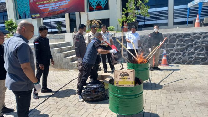 
					Kejari Kotabaru Musnahkan Barang Bukti Yang Berkekuatan Hukum