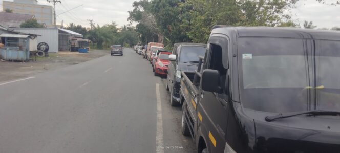 
					Akibat Pompa SPBU Bermasalah Puluhan Mobil Dan Motor Roda Dua Mengantri Panjang.