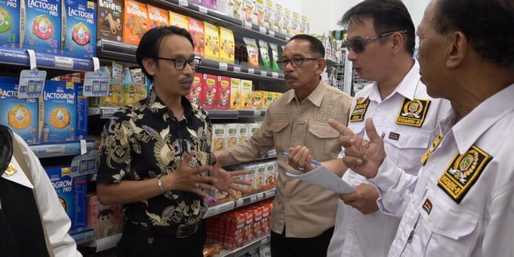 Komisi II dan III DPRD Kotabaru Sidak Kelangkaan Susu UHT Putih di sejumlah Minimarket