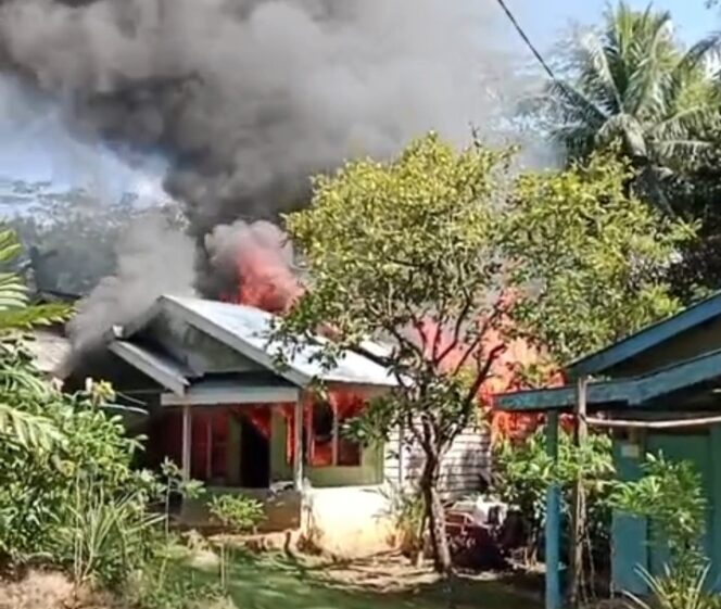 
					Memasak Ditinggal Sebentar keluar , Rumah Habis Terbakar warga Bekambit Asri.