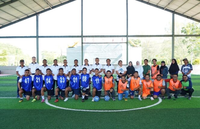 
					Ajang Silahturahmi Danlanal ajak Para Wartawan Kotabaru Bermain Futsal.