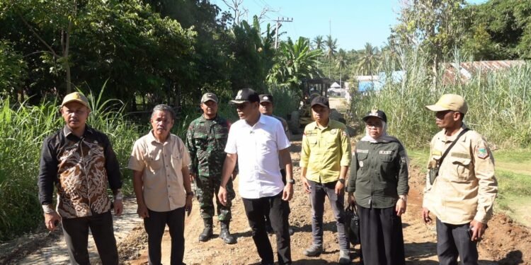 Tinjau Ruas Jalan, Wakil Bupati Perbaikan Bertahap Diprioritaskan