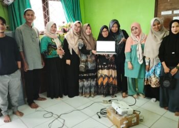 Alumni MA Nurul Hidayah Gelar Urunan, Serahkan Laptop dan Projektor untuk Sekolah