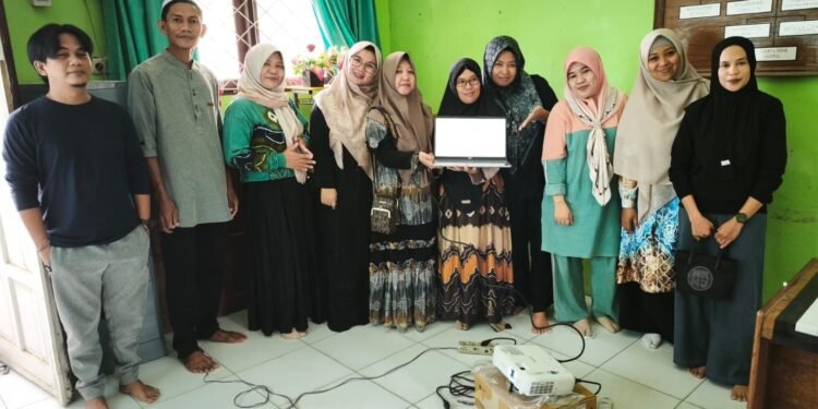 Alumni MA Nurul Hidayah Gelar Urunan, Serahkan Laptop dan Projektor untuk Sekolah