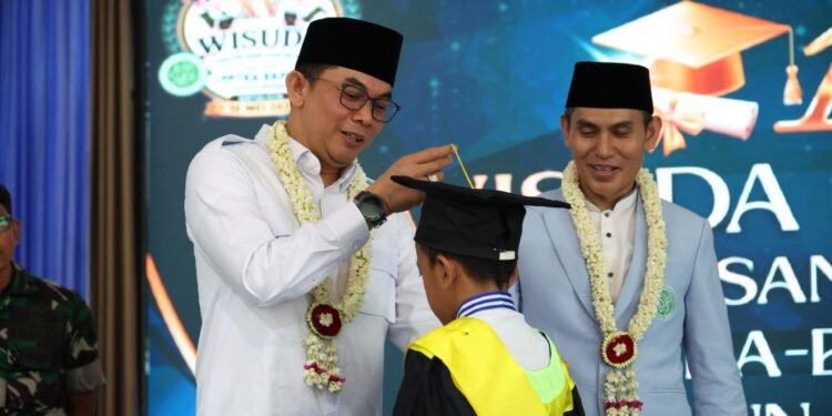 Bupati Andi Rudi Latif Wisuda 1.200 Santri TKA-TPA, Tegaskan Pentingnya Generasi Qur’ani