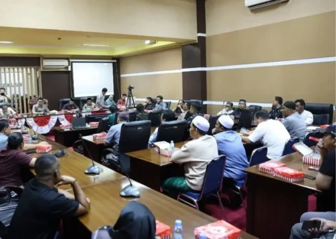 
					Rapat Gabungan DPRD Tanah Bumbu Jadi Penengah :Tuntaskan Polemik Sengketa Ganti Rugi Lahan Warga