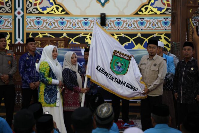 
					Tanah Bumbu Lepas 239 Jamaah Calon Haji, Bupati Andi Rudi Latif Sampaikan Jaga Kesehatan, Patuhi Arahan Petugas dan Pembimbing.