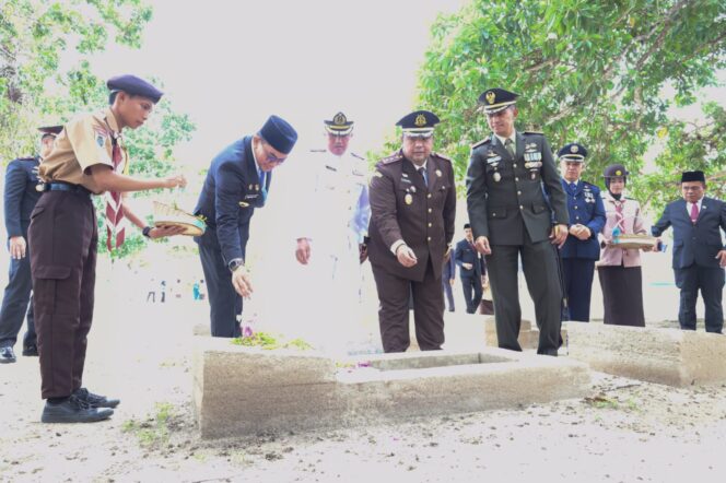 
					Bupati Andi Rudi Latif Ziarah Makam Pahlawan Peringati Harkitnas dan Proklamasi ALRI Divisi IV Kalimantan