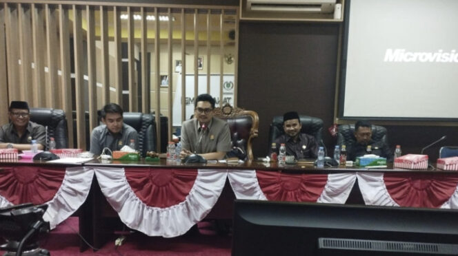 
					Hingga Malam, Rapat Ke-8 DPRD Tanah Bumbu Akhirnya Sepakati Ganti Rugi Lahan.