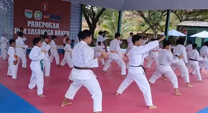 
					Antusiasme Tinggi, Jumlah Siswa Karate BKC Tanah Bumbu Terus Meningkat di Latihan Rutin Kodim 1022/TNB