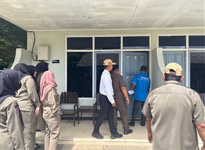 
					Tegakkan Tertib Sosial, Satpol PP Tanah Bumbu Amankan Sejumlah Pasangan Bukan Suami Istri dalam Razia Hotel Terdapat 3 Diantaranya Anak Di bawah Umur.
