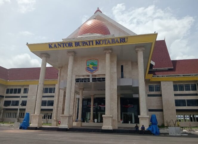 
					Bupati Kotabaru Lantik Pejabat Tinggi pratama , pejabat Administrator , Pengawas ASN Lingkup Pemda Kotabaru