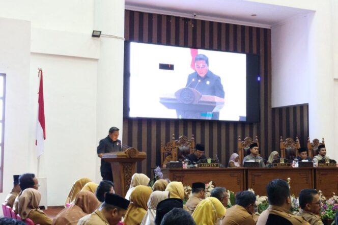 
					Rapat DPRD Pemandangan Umum Fraksi DPRD Tanah Bumbu Raperda Penyelenggaraan Perizinan Berbasis Risiko