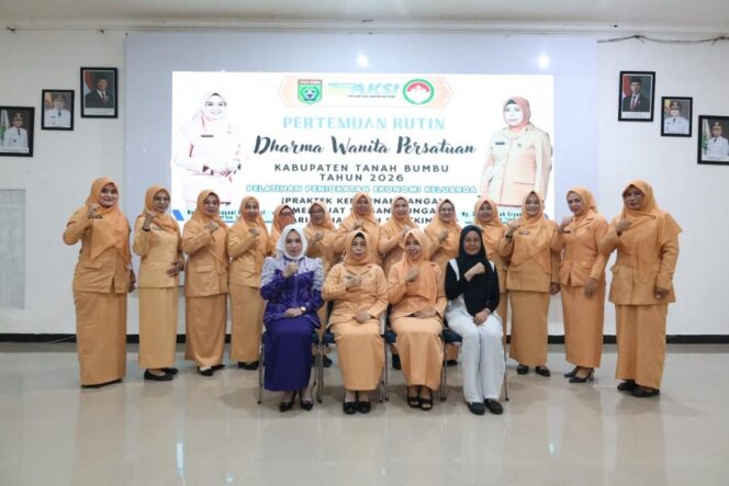 
					Pelatihan Kerajinan Bunga Kain Stocking, DWP Tanah Bumbu Dorong Kreativitas dan Ekonomi Keluarga
