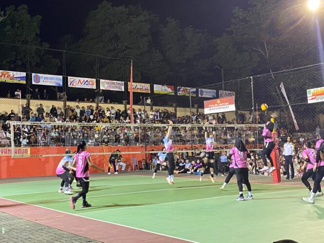 
					Turnamen Bola Voli Kapolres Tanah Bumbu Cup 2026. Tim putri RAM keluar sebagai juara