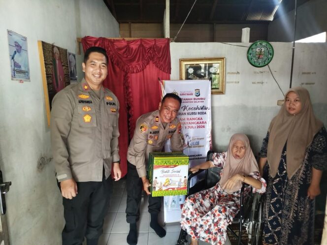 
					Polres Tanah Bumbu Serahkan Kursi Roda Warga Lanjut Usia dan Paket Sembako