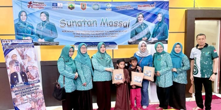 Ketua TP PKK Kotabaru Hadiri Sunatan Massal Gratis, 50 Anak Ikut Meriahkan Hari Jadi ke-76 Kotabaru