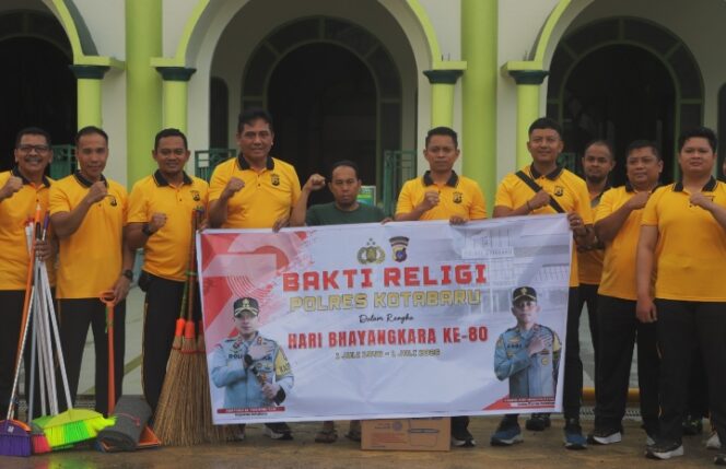 
					Sambut Hari Bhayangkara ke-80, Polres Kotabaru Gelar Bakti Religi dan Salurkan Bantuan Kebersihan