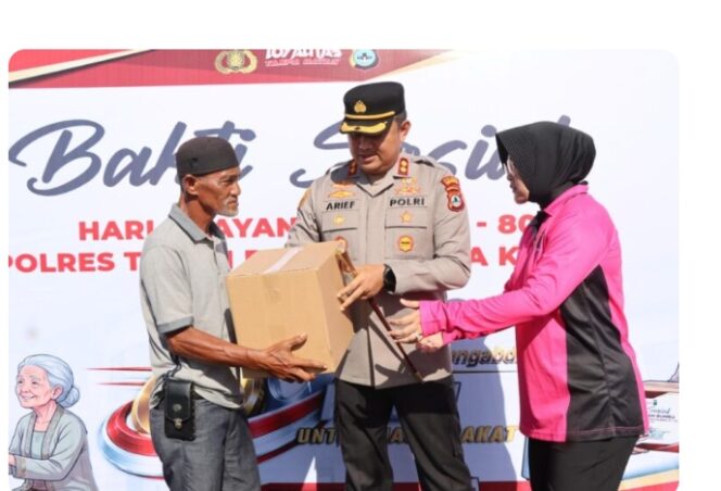 
					Polres Tanah Bumbu Bagikan 1.000 Paket Sembako Sambut Hari Bhayangkara ke-80
