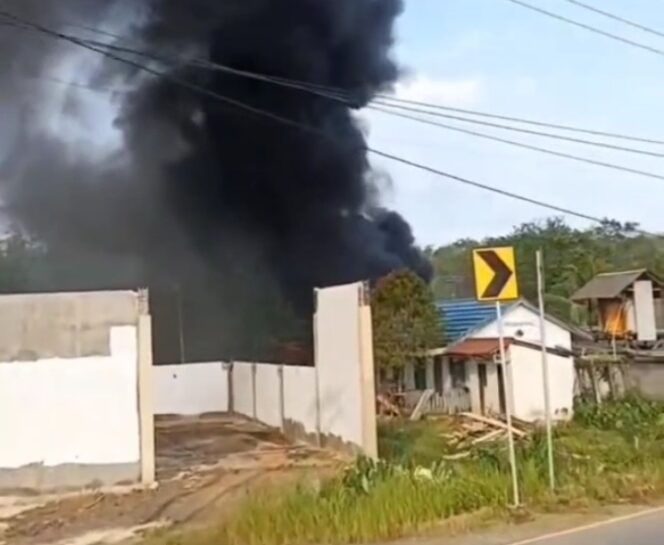 
					Gudang Diduga Berisi Minyak Terbakar di KM 17 Tanah Bumbu, Tiga Rumah Ikut Dilalap Api
