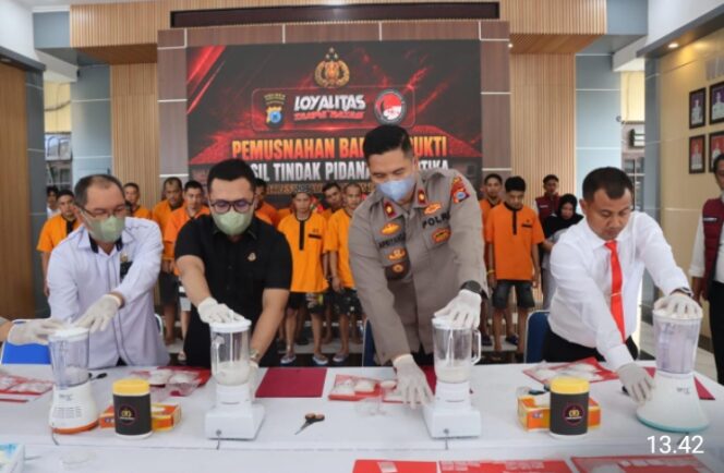 
					Dalam Menyelamatkan 30 Ribu Jiwa  Polres Tanah Bumbu Musnahkan 21 Kilogram Narkotika Jenis Sabu  dan 30,5 Ekstasi.