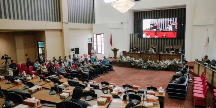 Rapat Paripurna DPRD Tanah Bumbu, Hanya 14 dari 35 Anggota Hadir, Absensi Kembali Jadi Sorotan