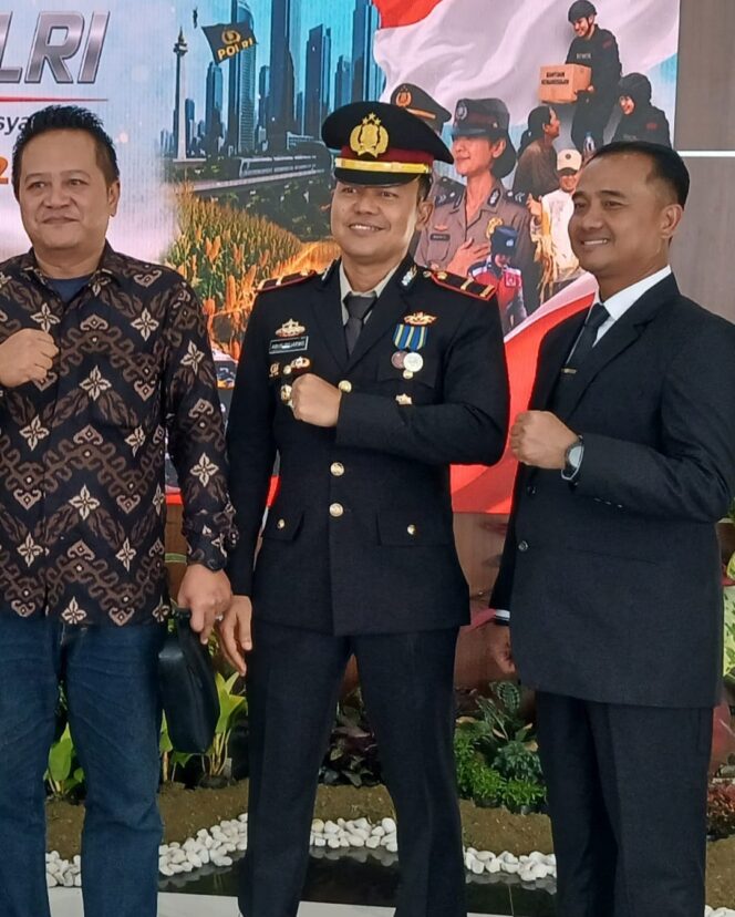 
					Peringati HUT Bhayangkara ke-80, Kapolsek Angsana IPDA Agus Jarwo Hadiri Upacara Khidmat di Polres Tanah Bumbu.