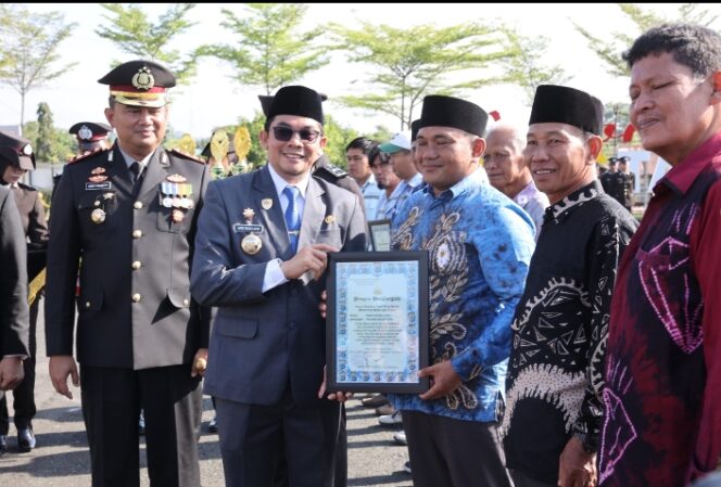 
					Bupati Andi Rudi Latif Serahkan Piagam Penghargaan Kepala Relawan Kemanusiaan di HUT Ke-80 Bhayangkara