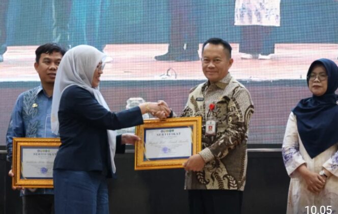 
					Bupati Andi Rudi Latif Terima Penghargaan ULM atas Dukungan Program KKN Lingkungan Hidup