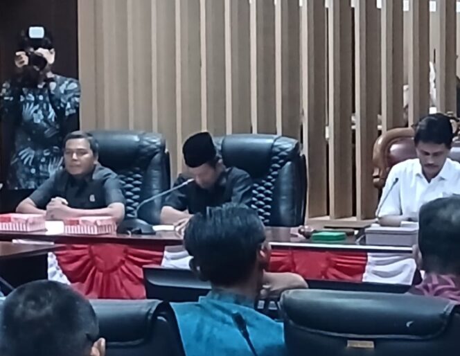 
					H. Gusti M. Erwin Arifin Hadiri Pembahasan Raperda BPD di Ruang Rapat Komisi 1 DPRD Tanah Bumbu