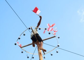 Lomba Panjat Pinang Aksi Merah Putih Meriahkan HUT ke-81 RI: Semangat Kebersamaan dan Gotong Royong Warga Tanah Bumbu