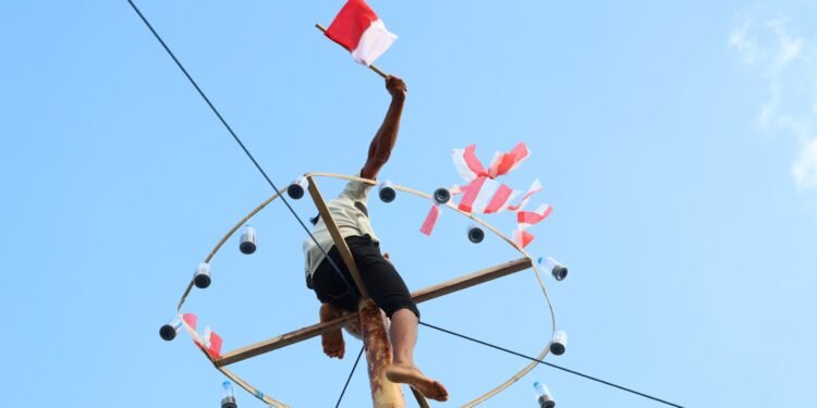 Lomba Panjat Pinang Aksi Merah Putih Meriahkan HUT ke-81 RI: Semangat Kebersamaan dan Gotong Royong Warga Tanah Bumbu