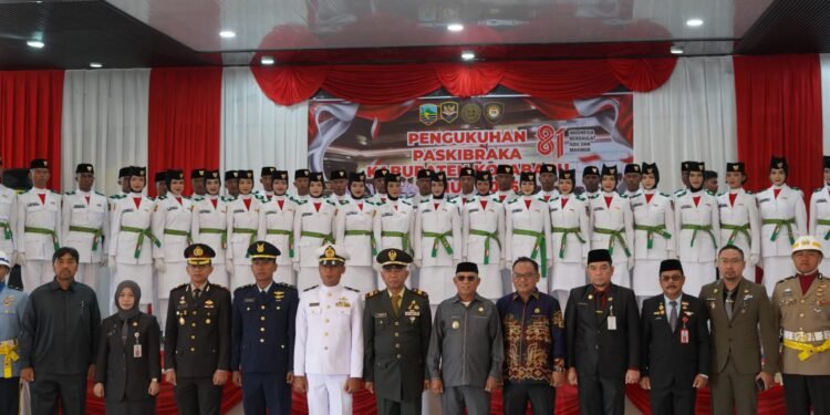 Bupati Kotabaru Muhammad Rusli Kukuhkan 42 Anggota Paskibraka Kotabaru Tahun 2026