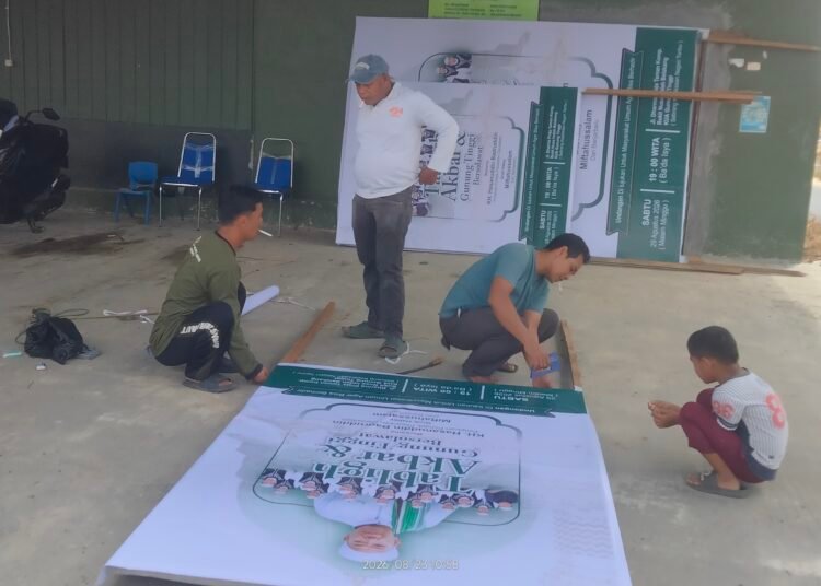 Sambut “Gunung Tinggi Bershalawat”, Warga RT.05 Bukit Nusa Indah Kompak Gelar Gotong Royong